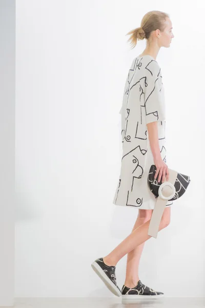 Look 16